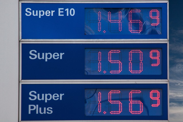 Panel con los precios de combustible de una gasolinera.