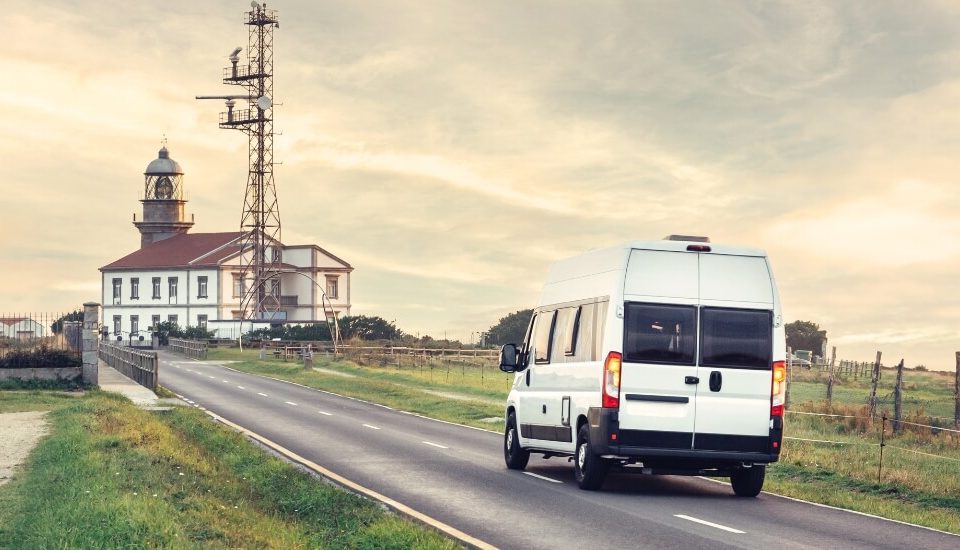 Experimenta la libertad de viajar en furgoneta. Explora destinos asombrosos y crea recuerdos inolvidables mientras te sumerges en la aventura sobre ruedas.